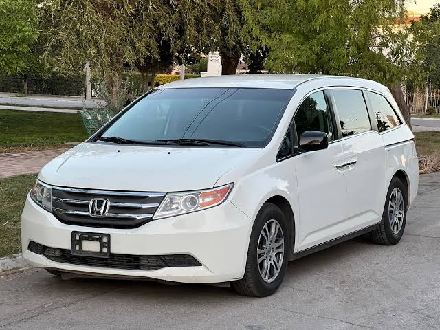 vehiculo honda odyssey blanca 2012